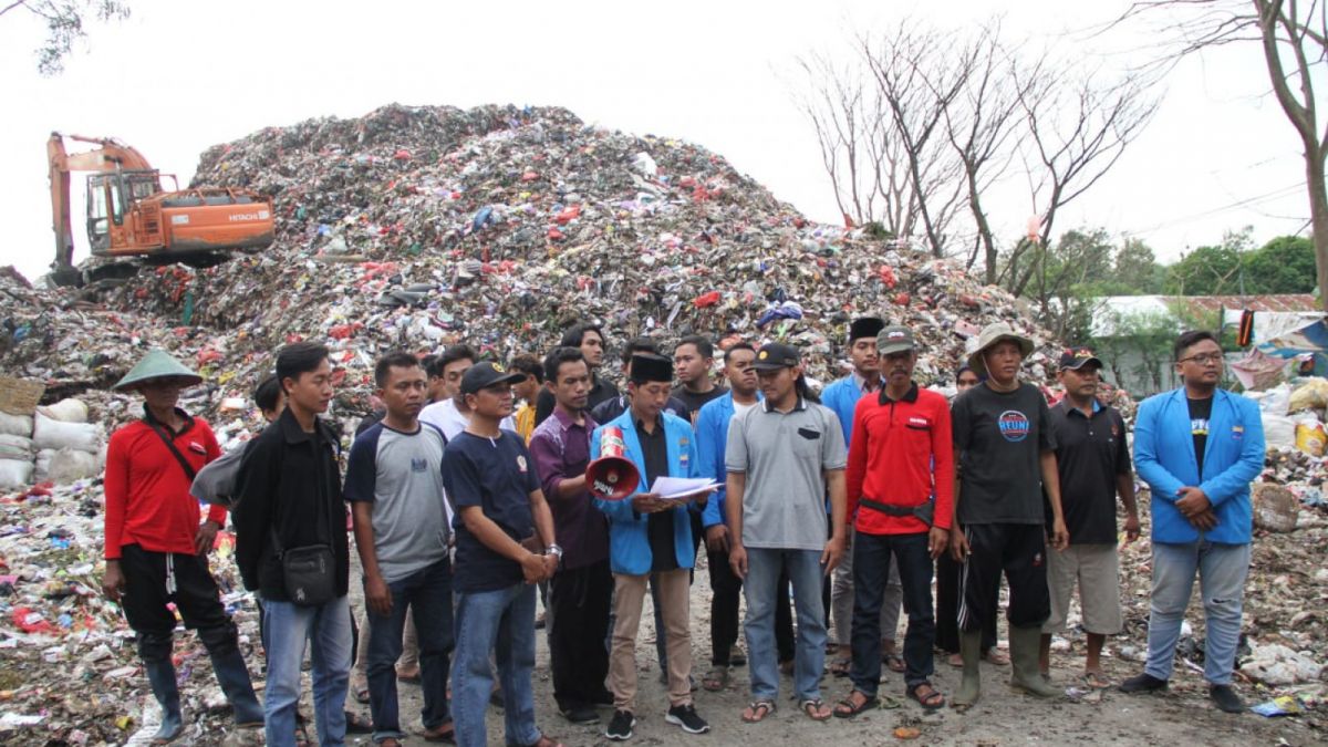 warga dan mahasiswa protes di TPA [ponorogo.suara.com/dedy.s]