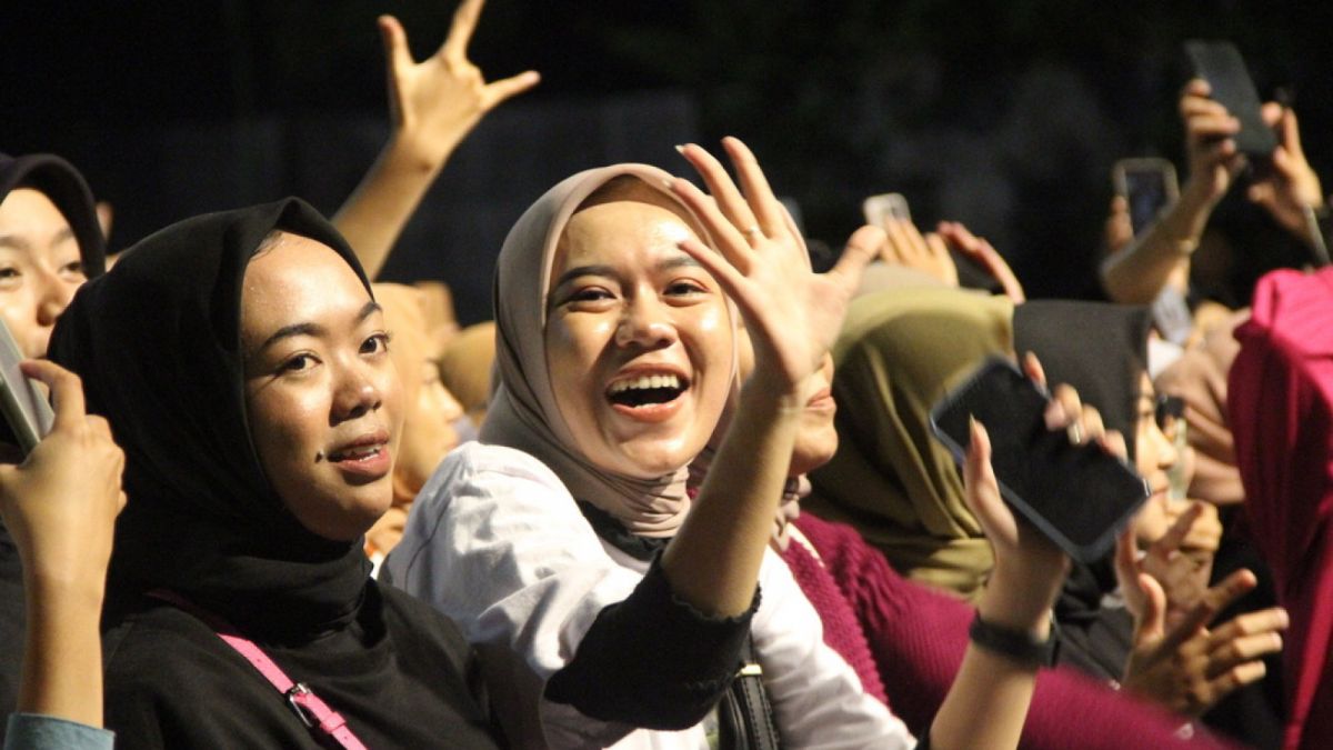 kemeriahan konser, mahasiswa ikut bergoyang [ponorogo.suara.com/dedy.s]