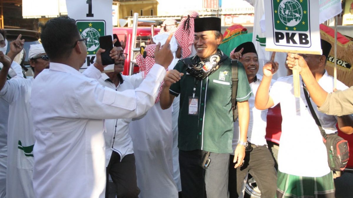 Ketua DPC PKB Ponorogo menikmati kemeriahan pasca pendaftaran [ponorogo.suara.com/dedy.s]