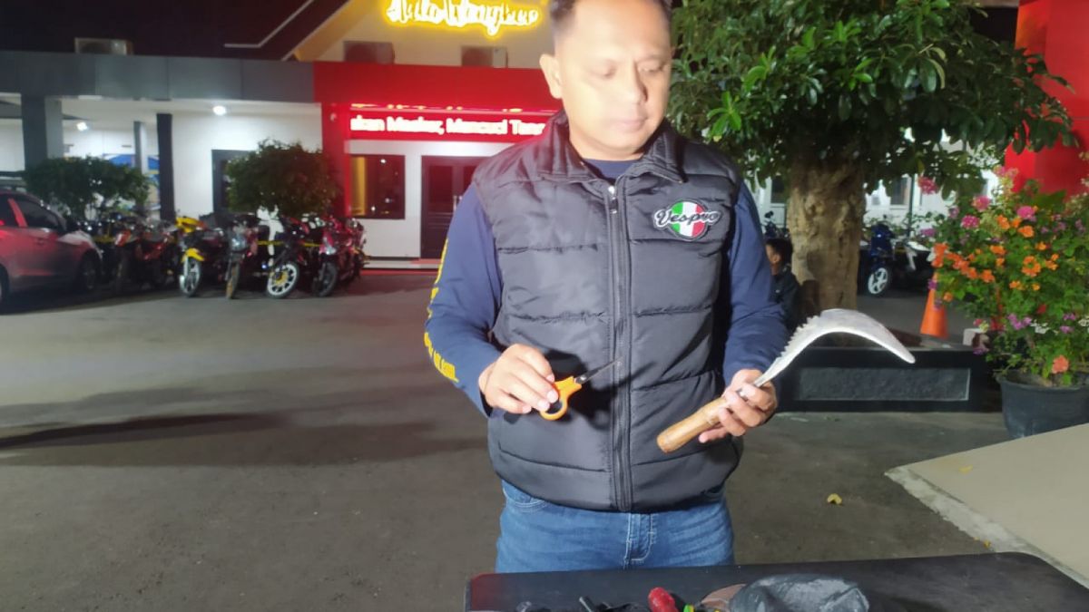 Petugas menyita sajam [ponorogo.suara.com/dedy.s]