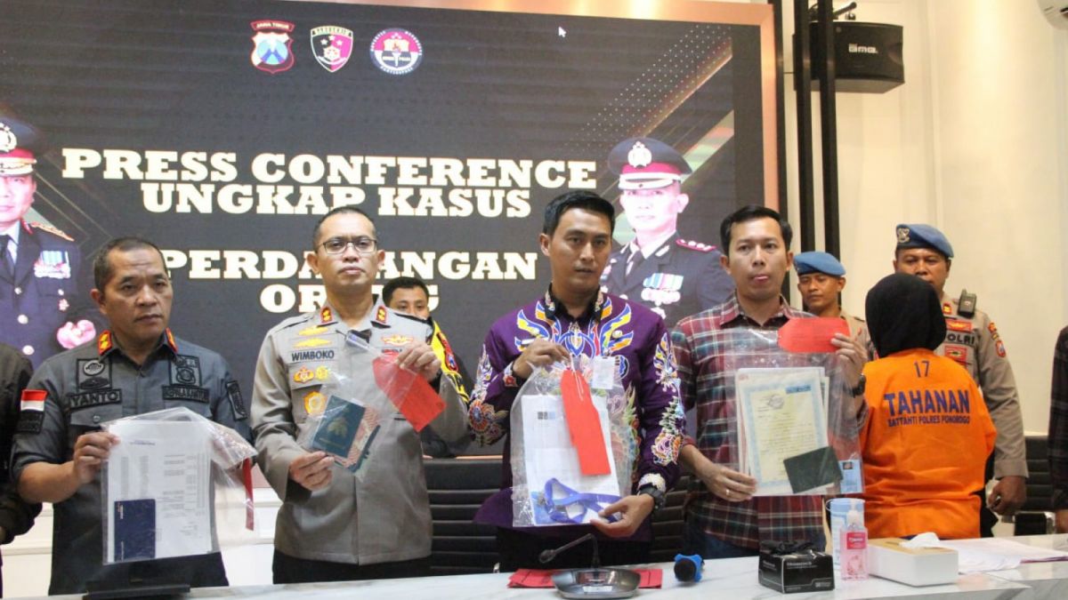 Polisi rilis Dokumen palsu [ponorogo.suara.com/dedy.s]