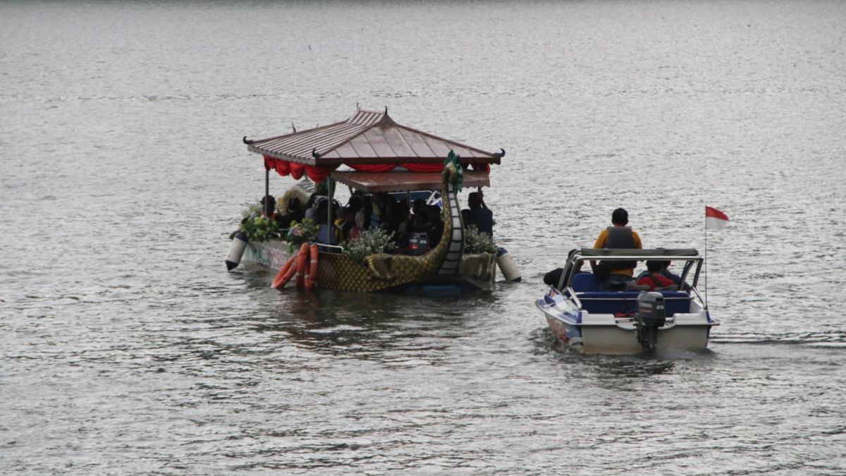 Kapal wisata berlayar [ponorogo.suara.com/dedy.s]