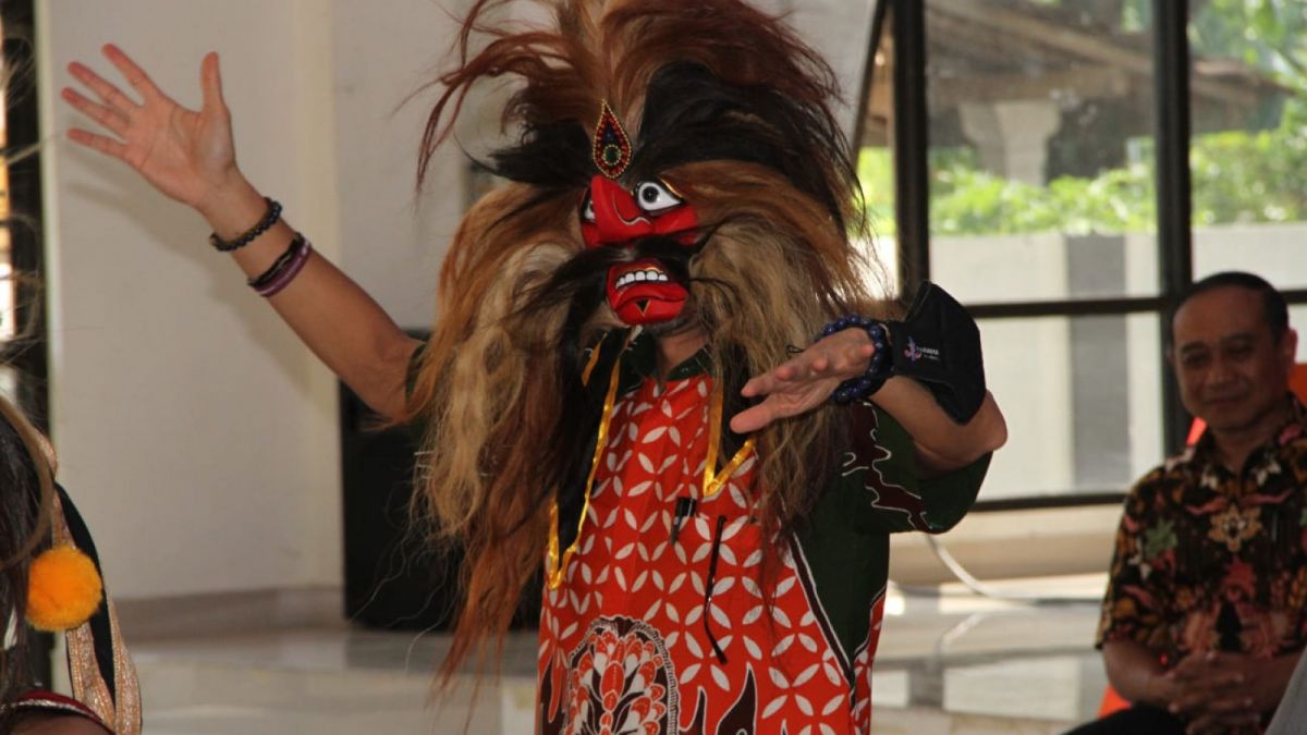 Menteri Parekraf menari BUjang Ganong [ponorogo.suara.com/dedy.s]