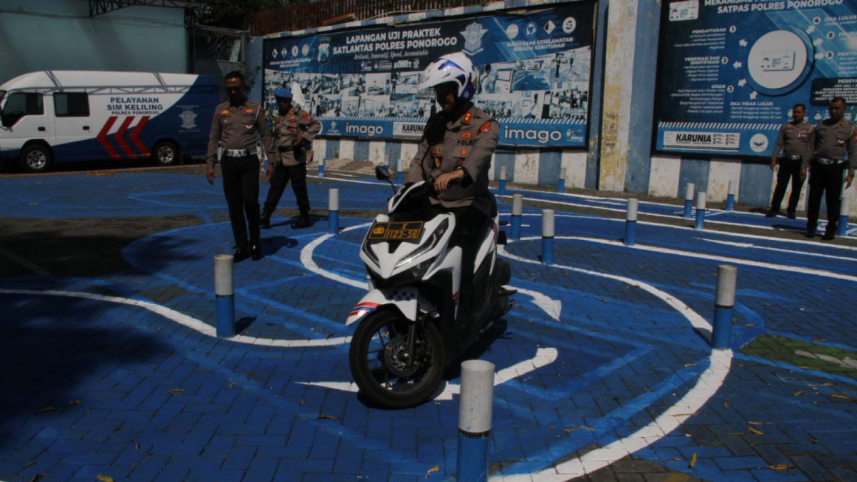 Kapolres Ponorogo, AKBP Wimboko jajal jalur baru untuk ujian prakek sim C [ponorogo.suara.com/dedy.s]