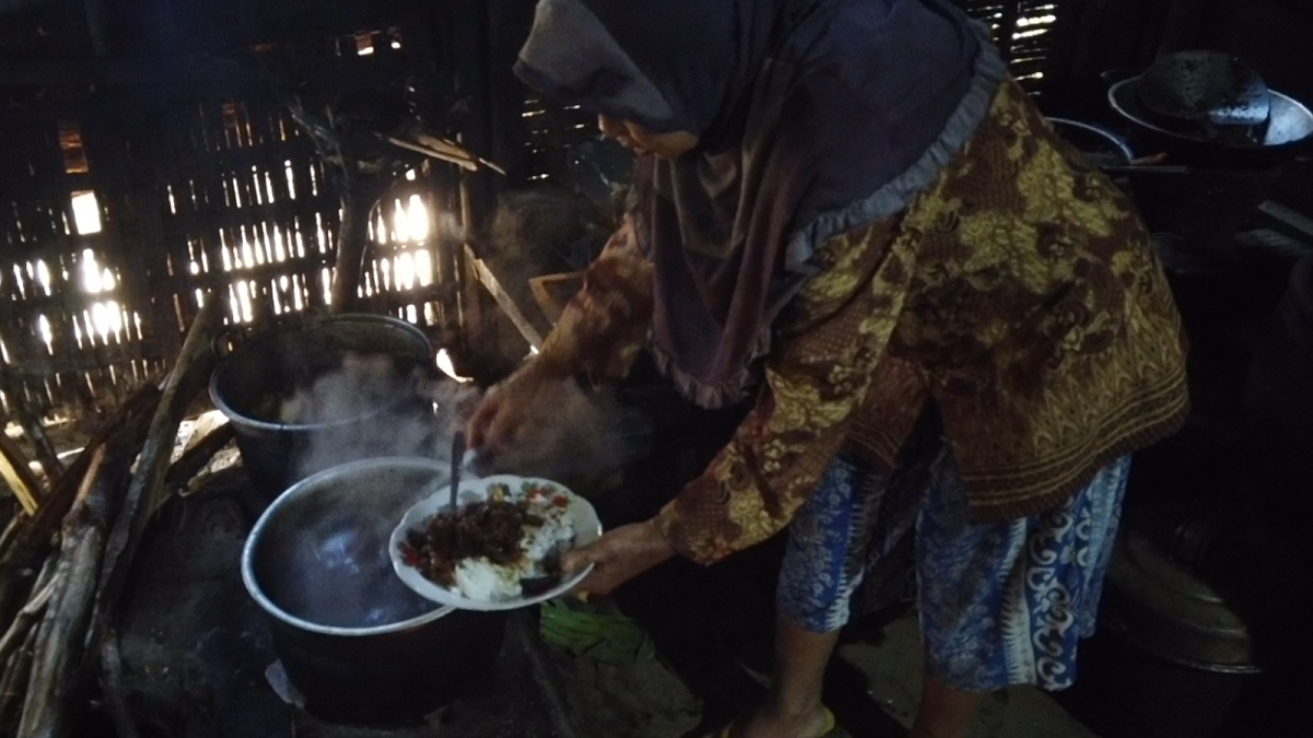 Mbah Mijem sedang menyiapkan Rawon [ponorogo.suara.com/dedy.s]