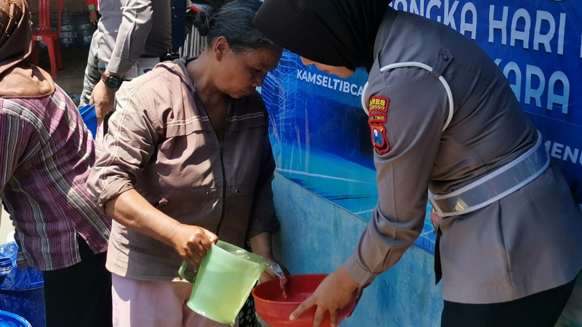 Petugas membantu warga mengisi air [ponorogo.suara.com/dedy.s]