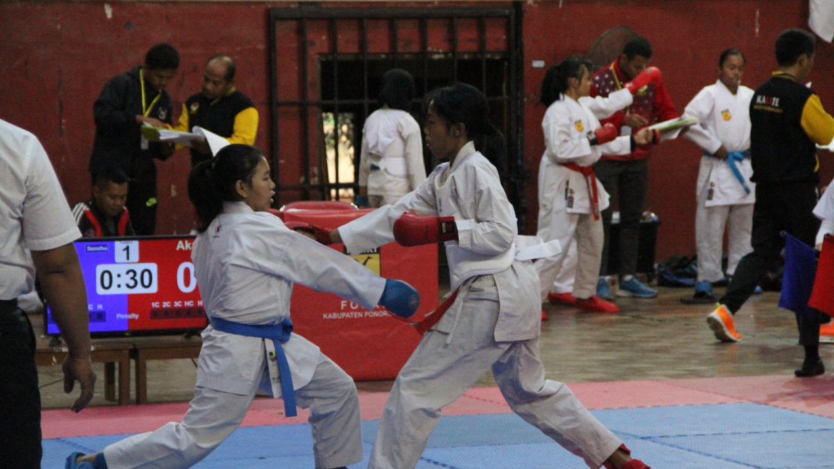 Kelas Pemula Perempuan bertanding memperebutkan juara 1 [ponorogo.suara.com/dedy.s]