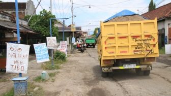 Jalan Rusak Tidak Kunjung Diperbaiki, Warga Ponorogo Sebar Spanduk Protes