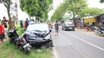 Pandangan Tiba-tiba Terganggu, Sebuah Mobil Hantam 3 Sepeda Motor di Ponorogo