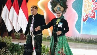 Menjadi Model di Batik Bordir Aksesoris Fair Jatim 2023, Bupati Ponorogo Boyong Juara Dua