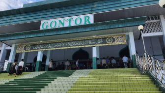 Lebih Dekat dengan Spiritualitas Ramadhan: Santri Pondok Modern Darussalam Gontor Ponorogo Berkarya dengan Hiasan Dinding Kaligrafi