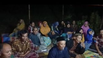 Diguyur Hujan Dari Siang, Puluhan Warga Terdampak Tanah Retak di Ponorogo Mengungsi di Tenda Darurat