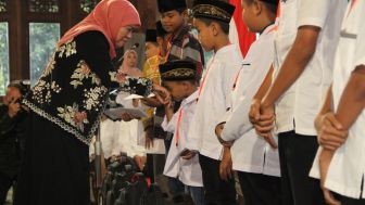 Ini Alasan Gubernur Khofifah Serahkan Santunan 1.000 Anak Yatim di Ponorogo: Milikilah Cita-Cita Setinggi Langit