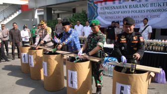 Ini Dia Hasil Operasi Ketupat Semeru: Ribuan Botol Miras Dimusnahkan Polres Ponorogo!