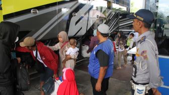 H-2 Lebaran, Terminal Seloaji Ponorogo Dipadati Pemudik dari Surabaya Berkat Mudik Gratis Dari Pemprov Jatim.