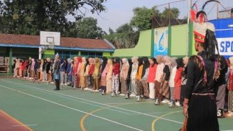 Unik dan Meriah! Siswa SMPN 2 Ponorogo Rayakan Hardiknas 2023 dengan Mengenakan Busana Adat dalam Upacara Peringatan