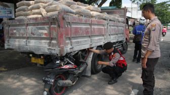 Tragis! Pengendara Motor Tewas Setelah Bertabrakan dengan Truk Semen di Ponorogo, Diduga Akibat Meleng di Jalan