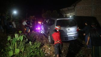 Tragedi Pulang Acaran di Ponorogo: Mobil Berisi 7 Orang Terperosok ke Sungai Sedalam 3 Meter Usai As Roda Putus