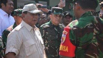 Menteri Pertahanan Prabowo Subianto Dihujani Sambutan Hangat Emak-emak dan Warga di Pacitan