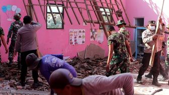 Bangunan TK Dharma Wanita di Ponorogo Roboh dan Belum Tersentuh, TNI-Polri Bersatu Bersihkan Puing demi Anak-anak
