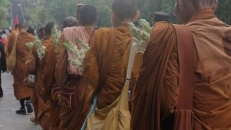 Perjalanan Jauh Biksu Dari Thailand ke Borobudur: Kaki Terkoyak, Senyuman Tak Pernah Padam!