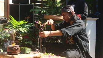 Menghidupkan Warisan Budaya Ponorogo: Paguyuban Aji Wengker Merevitalisasi Tradisi Jamasan Pusaka dengan Keindahan Kirab dan Larung