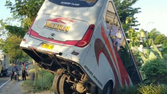 Tragedi Terjadi di Jalan Raya Ngawi Maospati: Separuh Bus Mira Terjebak dalam Sungai