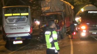 Insiden Mengerikan di Ngawi: Bus Melaju Melawan Aturan saat Menyalip di Tikungan, Tabrak Truk dan Supir Terjepit!"