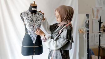 Kisah Inspiratif: Suksesnya Gadis Desa Ponorogo dalam Bisnis Fashion