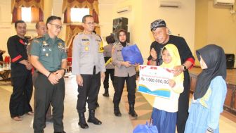 Polres Ponorogo Salurkan Dana dan Sembako ke 100 Anak Yatim Terdampak COVID-19 dalam Perayaan Hari Bhayangkara