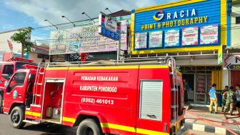 Ruko Percetakan dan Digital Printing di Ponorogo Terbakar: Diduga Konsleting Kerugian, Ratusan Juta Rupiah