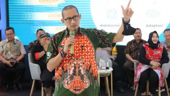 Menarik! Menteri Sandiaga Uno Coba Tari Bujang Ganong: Sulitnya Minta Ampun