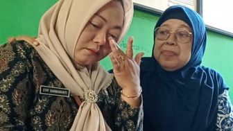 SD Negeri di Ponorogo Tak Dapat Siswa Baru, Seorang Kepala Sekolah Menangis Haru