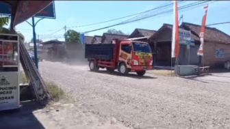 Kontroversi Jalan Berdebu Usai Diperbaiki di Ponorogo: Viral di Media Sosial