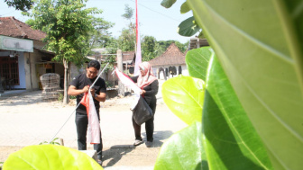 Kades di Ponorogo Jalan Kaki Ganti Bendera Rusak: Simbol Kepedulian dalam Mengisi Makna Kemerdekaan