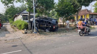 Mobil Warga Naturalisasi Asal India Menabrak Pagar Rumah di Ponorogo, Diduga Ngantuk