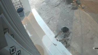 Heboh! Rekaman CCTV: Pria Ponorogo Sebarkan Kotoran Manusia di Teras Apotek