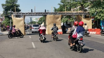 Reog Street Carnival Ponorogo: Spektakuler 1000 Warok Makan Sate dan Jathil Lanang