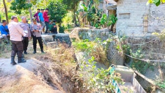 Diduga Akibat Rem Bermasalah, Truk Muatan Pasir Terjun ke Jurang 5 Meter di Ponorogo