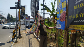 Diduga Ilegal, Satpol PP Ponorogo Bersihkan Banner Dan Baliho di Sejumlah Titik