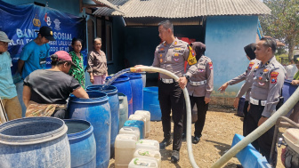 Kekeringan Darurat: Satlantas Polres Ponorogo Berikan Bantuan Air Bersih ke Dukuh Sukun, Desa Sidoharjo