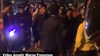 Video Viral: Warga Amuk Kendaraan Diduga untuk Aksi Balap Liar di Jalan Baru Ponorogo