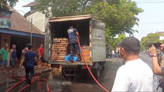 Mobil Bermuatan Jajan dan Makanan Terbakar di Jalan Trunojoyo Ponorogo