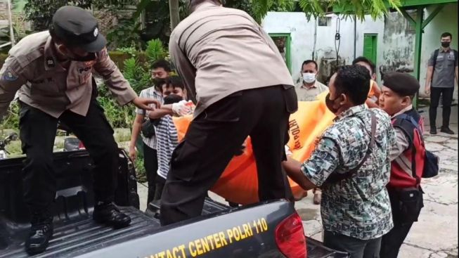 Tersinggung saat pesta miras, Seorang Perempuan dibunuh dan Jenasahnya dirusak oleh sang Pacar
