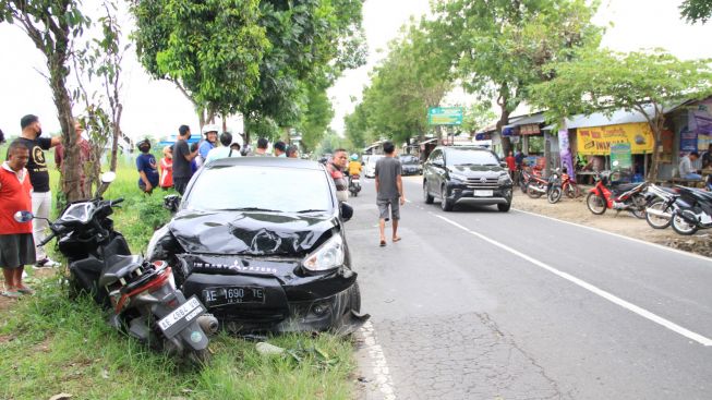 Pandangan Tiba-tiba Terganggu, Sebuah Mobil Hantam 3 Sepeda Motor di Ponorogo