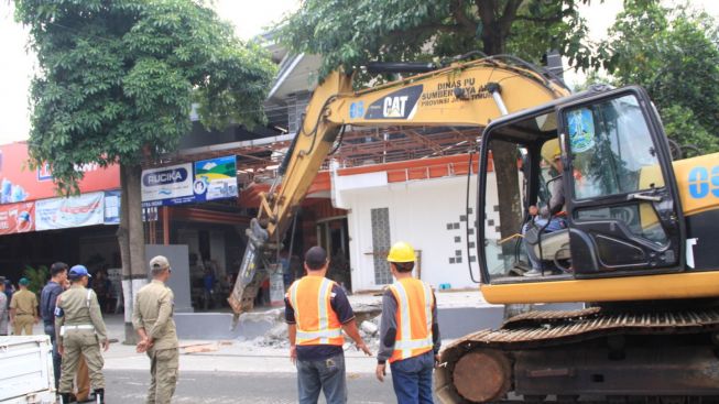 Belasan Bangunan Permanen Di Atas Sungai Di Ponorogo, Dibongkar Petugas