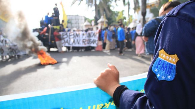 Persoalan TPA Tidak Kunjung Selesai, Warga dan Mahasiswa Demo Bakar Ban di Depan Pemkab Ponorogo