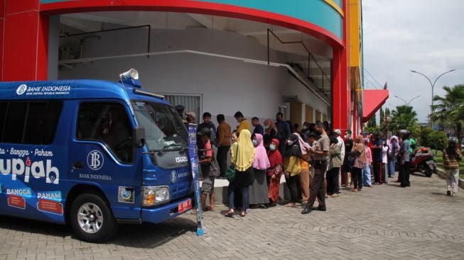 Antri Panjang di Bawah Terik Matahari: Warga Ponorogo Rela Tunggu Satu Jam untuk Tukar Uang Receh