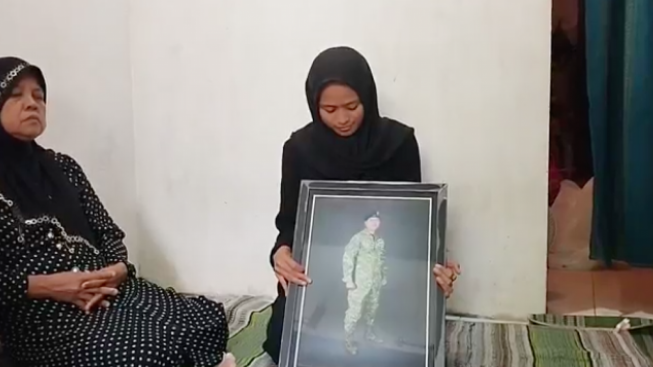 Keluarga Prajurit TNI Asal Pacitan Menunggu Kedatangan Jenazah yang Gugur di Papua"
