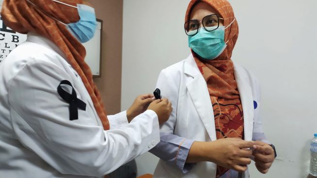 Dokter Bedah di Semarang Dipecat Secara Sepihak Karena Vokal: IDI Ponorogo Memprotes dengan Pita Hitam